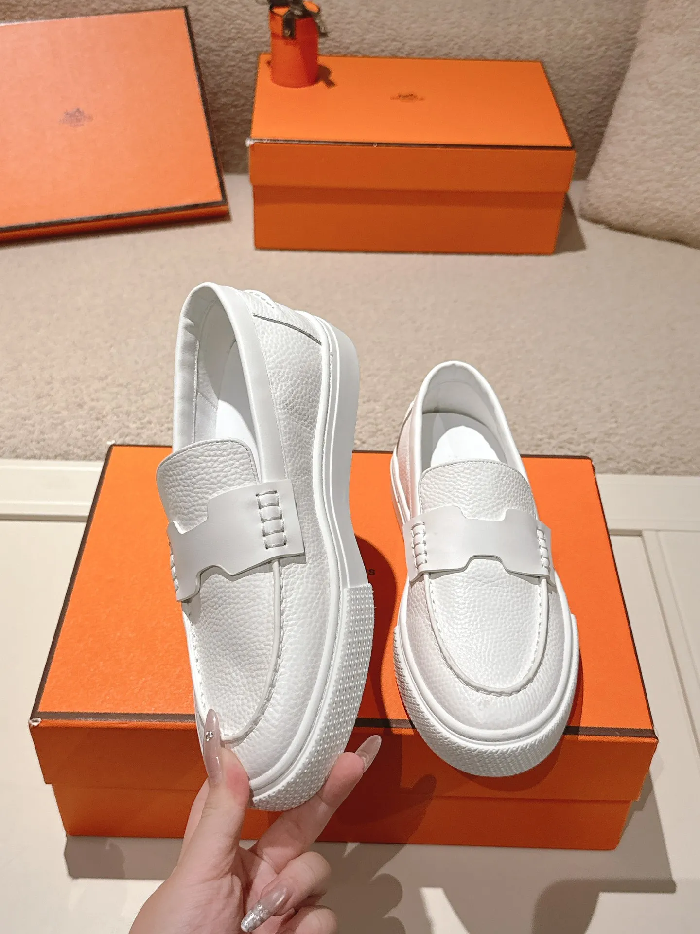 Men's men's shoes P620! Hermes# Thick Sole Couple Loafers These lace-up free sneakers in calfskin and washed denim feature signature "H" details. The design is simple and smooth, creating a fashionable urban look. It is comfortable and versatile. H family classics are not outdated, and the delivery counter is beautifully packaged🛍📦 Fabric: Original customized washed denim/first-layer cowhide Lining: Imported soft sheepskin Sole: Original open-molded anti-slip TPU material Size: 35-45